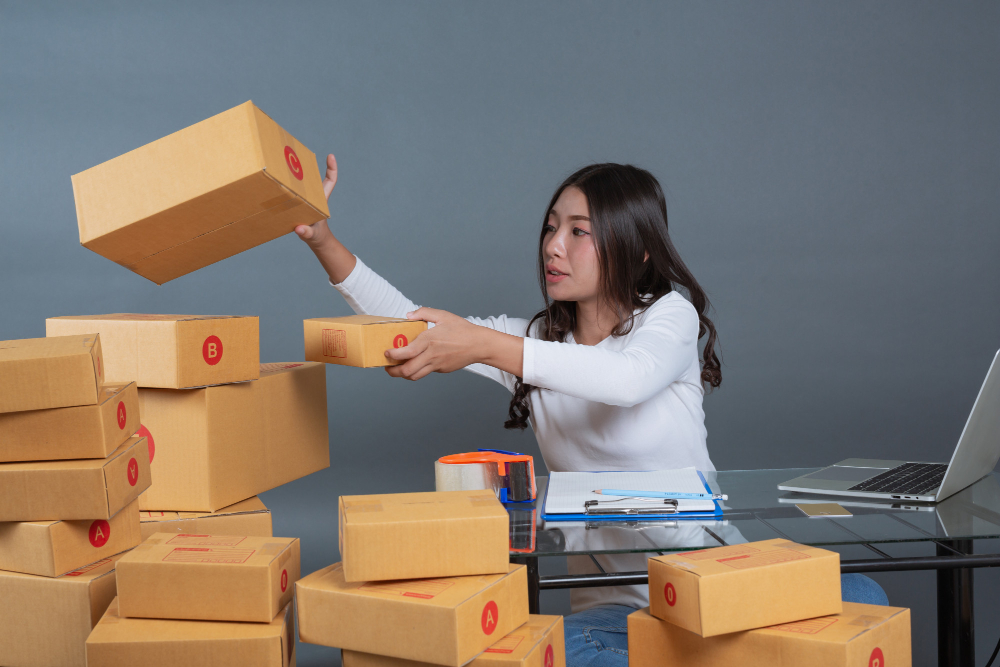 men-women-are-helping-pack-boxes.jpg men-women-are-helping-pack-boxes.jpg